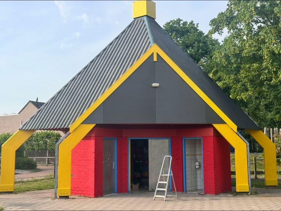 Speelpaviljoen in rood, geel en grijs opnieuw geschilderd