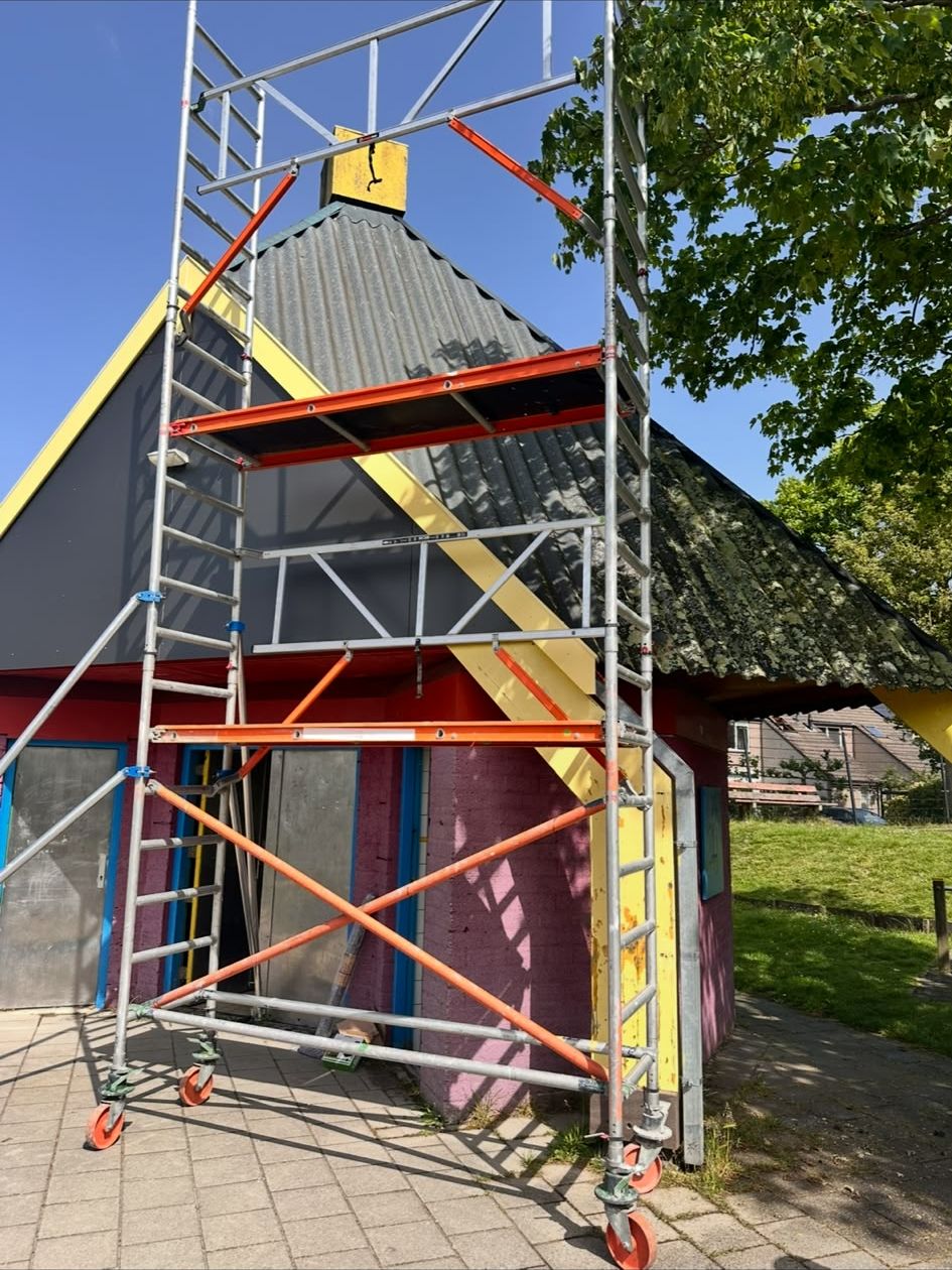 Paviljoen met rolsteiger tijdens het schilderwerk