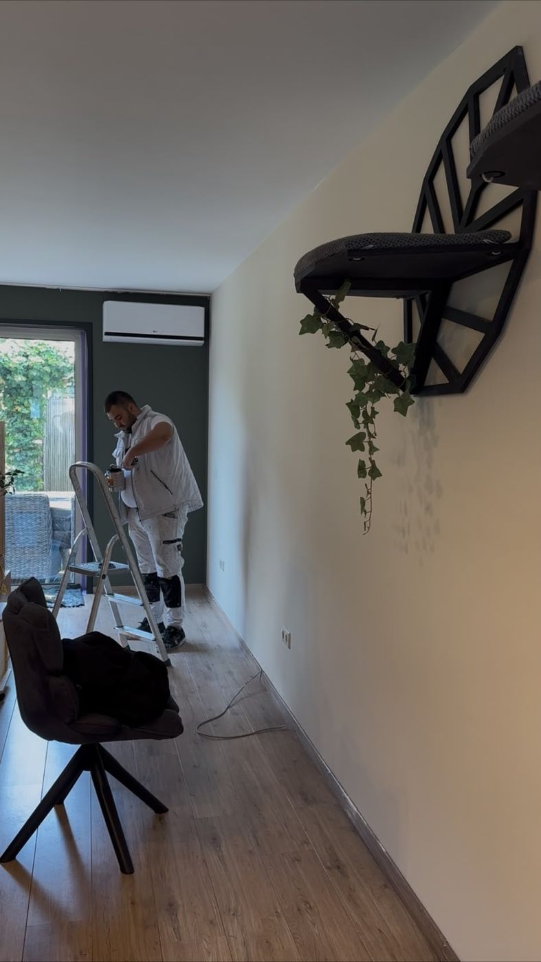 Schilder op een trap bij een donkergroene wand