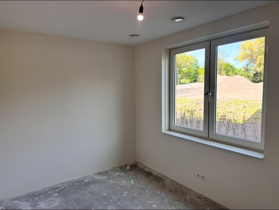 Kamer met strakke wanden en groot raam