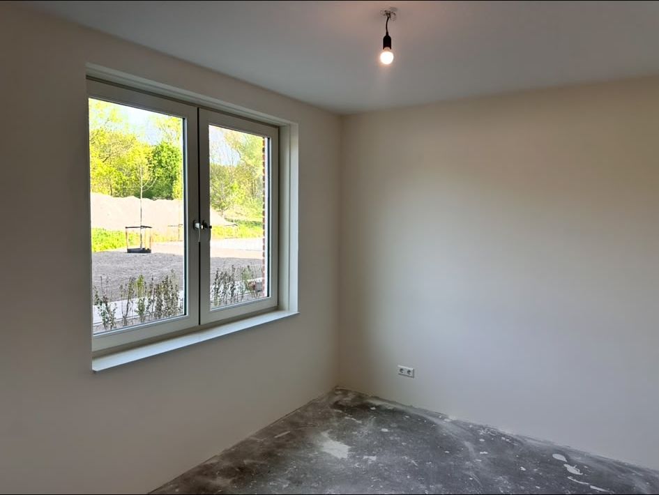Slaapkamer met strakke witte wanden