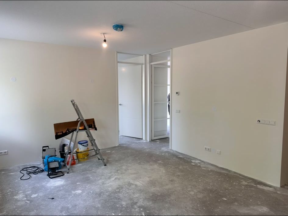 Nieuwbouwwoning met strak afgewerkte, geschilderde wanden