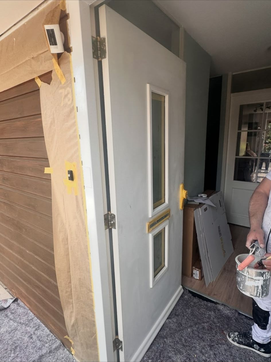 Voordeur afgeplakt en in de grondverf