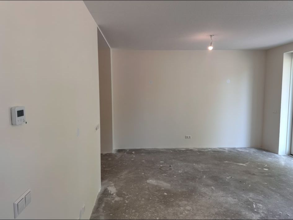 Lege woonkamer met strak gestucte wanden